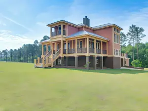 7 Mi to Downtown Fitzgerald: Spacious Home w/ Deck