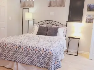 Private walkout basement: 2 queen beds & full bath