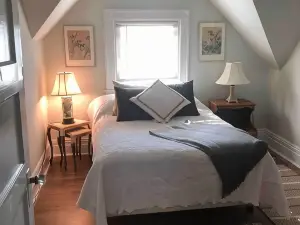 Redefined Alchemy - Bright, Eclectic, Pretty Apt 3E