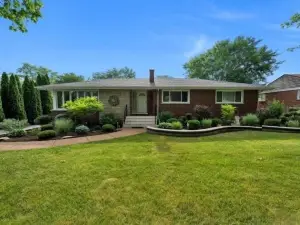 4bd house, Hot-tub, full-basement, pool table & big yard,3 full bathroom.