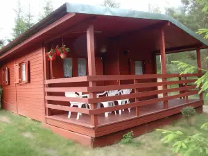 施燕茲納木製小木屋飯店