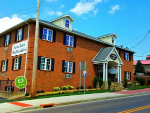 Lodging on the Square