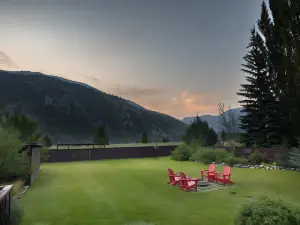 Alpine Highmark by Kabino Hot Tub Fire Pit Fully Fenced Backyard WiFi