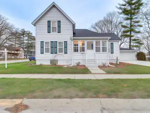 Michigan Retreat w/ Screened-in Porch, Near Lakes!