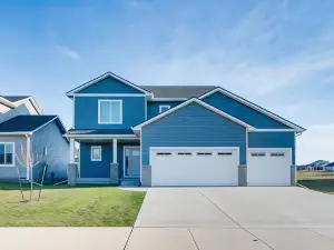 Spacious Family Home ~ 13 Mi to des Moines