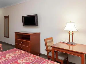 Howard Johnson by Wyndham Bakersfield