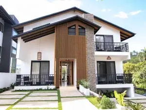 Casita Bower- Luxurious 6-bedroom villa with WiFi, AC insideHacienda Campo Verde