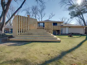 Charming Illinois Retreat w/ Hot Tub, Deck & Grill