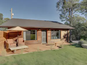Cozy Central Point Bungalow on Working Winery!