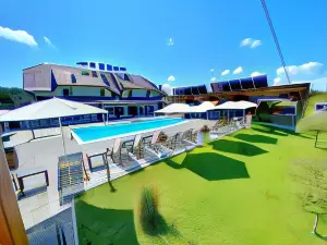 16 Lakes Hotel