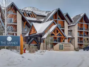 Mountain Retreat, Pool & Hot Tub, BBQ, Patio, King Bed, Sleeps 6!