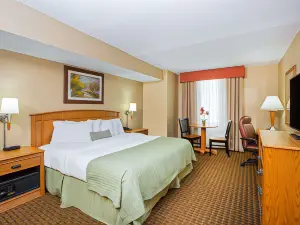 Ramada by Wyndham des Moines Tropics Resort & Conference Ctr