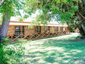 Clermont Country Motor Inn