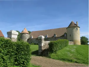 Holiday home with large garden in Moussy