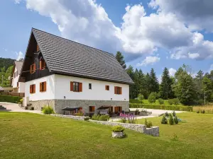 Green Lakes House 2