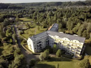 Residence Hotel les Ducs de Chevreuse Avec Parking, Hébergement, Repas & Pdj
