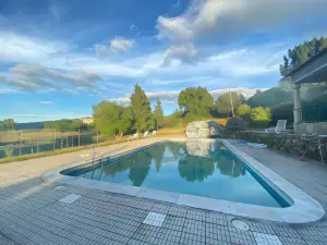 Beautiful 10-Bed Cottage in Celorico with Pool