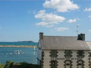 La Presqu' île du Lenn Face à la Mer