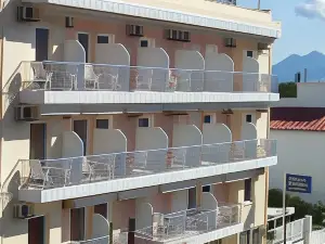 Saronis Hotel