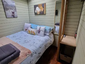 Stunning 1-Bed Shepherd Hut in Holyhead