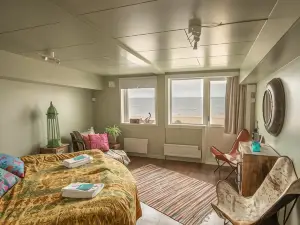 FlipFlop Beach Bar & Rooms