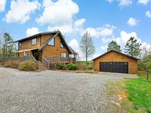 Cozy Retreat with Fire Pit and Ping Pong Table - Charming Log Cabin