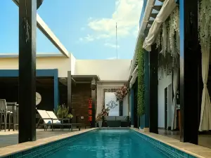 R Hotel Kingston