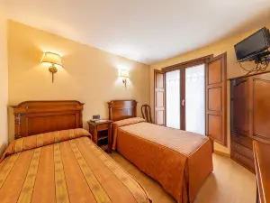 Hostal Puerta de la Villa - Pet Friendly & Restaurante