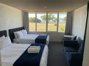 Happy Wanderer Motel Lake Boga on the Lake with Lake Views