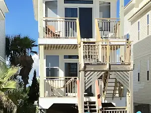 Beach Front Sleeps 10 Walking distance to everything