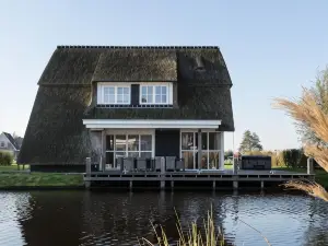 Beautiful Villa with Jacuzzi on the Tjeukemeer