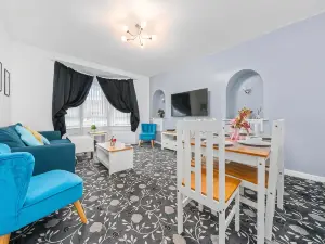 Lady Wilson Apartment by Klass Living Airdrie
