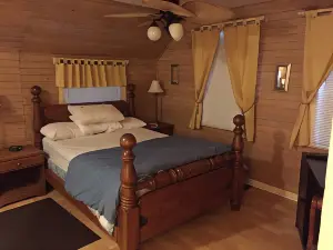 曼尼圖林島上的四居室小屋 - 緊鄰沙灘！