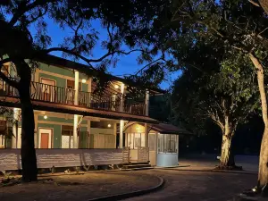 Funky Leopard Safari Lodge Bordering Yala National Park
