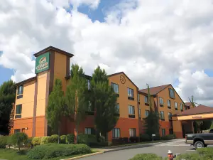 Evergreen Inn & Suites