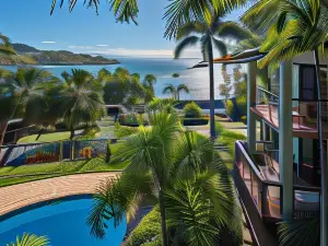 Compass Point on Hamilton Island by Hiha