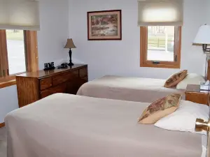 Serene Villa - Lakefront, High-Speed WiFi, Dock Access
