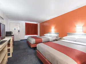 Travelodge by Wyndham Lansing