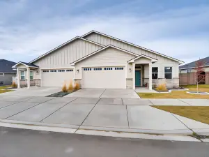 Richland Home w/ Hot Tub: Wineries, Hikes & More!