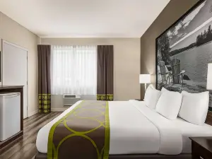 Super 8 by Wyndham Sarnia on
