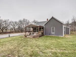 1914 Farmhouse 2-bedroom with WiFi, AC on 20 wooded acres in serene Smithville
