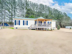 Wfh-Friendly Rural and Secluded Gem in Claxton!