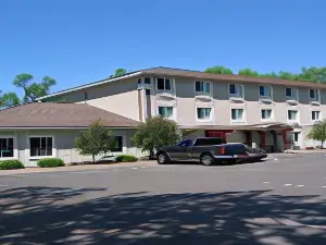 Budget Host Inn & Suites North Branch
