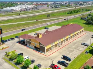 Super 8 by Wyndham Victoria/North/Mall Area
