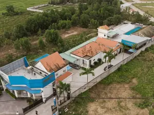 Paradise Hotel