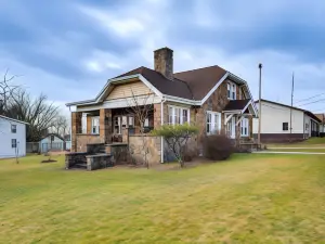 St Petersburg Cottage w/ Porch, 2 Mi to Foxburg!