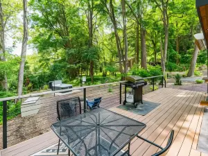 Riverside Tiny Cabin w Hot Tub Fire Pit & Kayaks