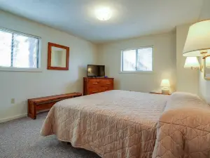 Bright Modern Oasis - Free Parking and Full Kitchen