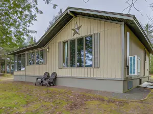 Cozy Maine Cottage on Long Lake w/ Screened Porch