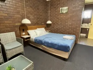 Golden West Motor Inn